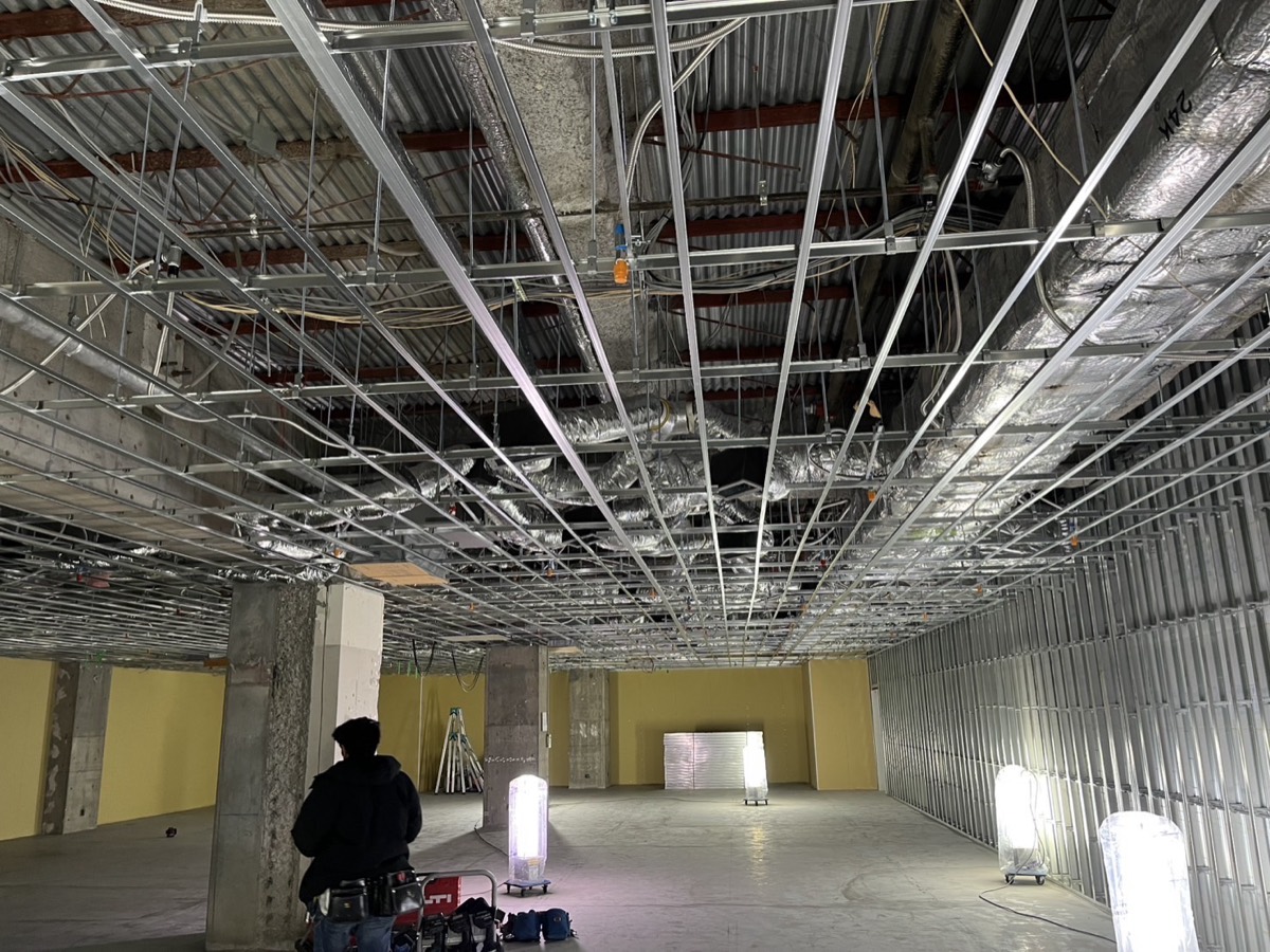 店舗の軽量鉄骨天井下地工事の施工現場